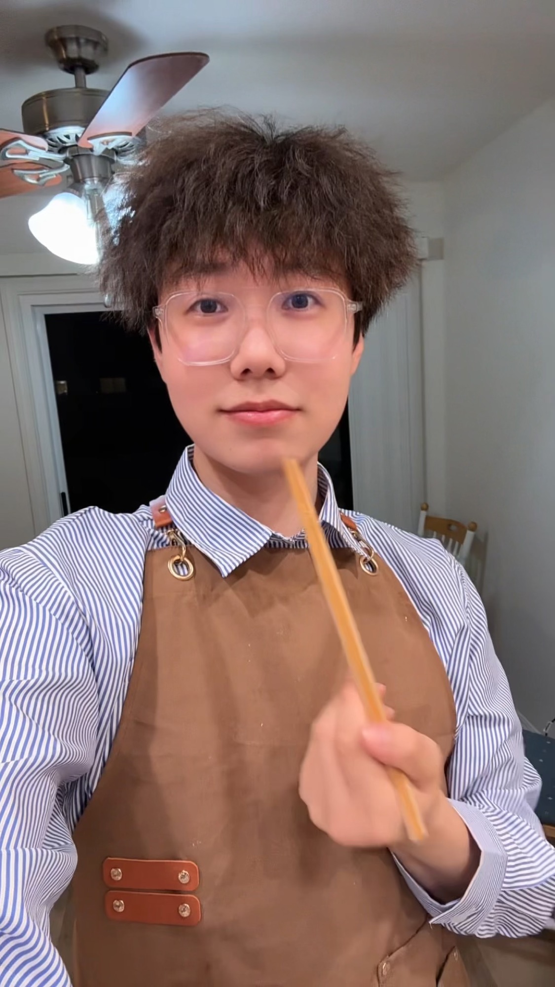 系着围裙在厨房下厨的照片